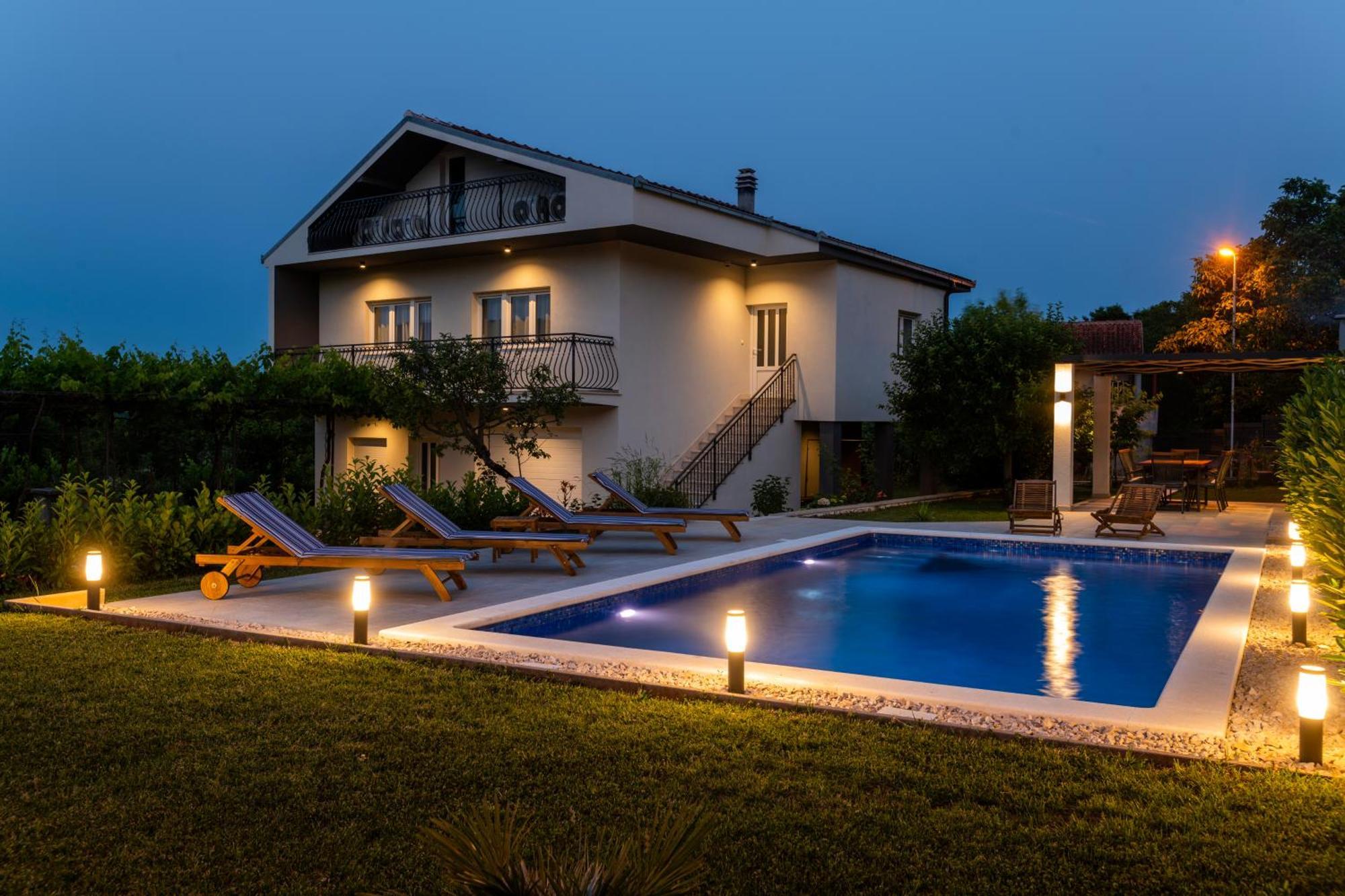 Villa Latica Dicmo Dış mekan fotoğraf